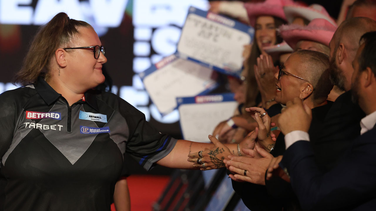 史上最強の女性ダーツプレイヤー、ボウ・グリーブス選手が日本上陸